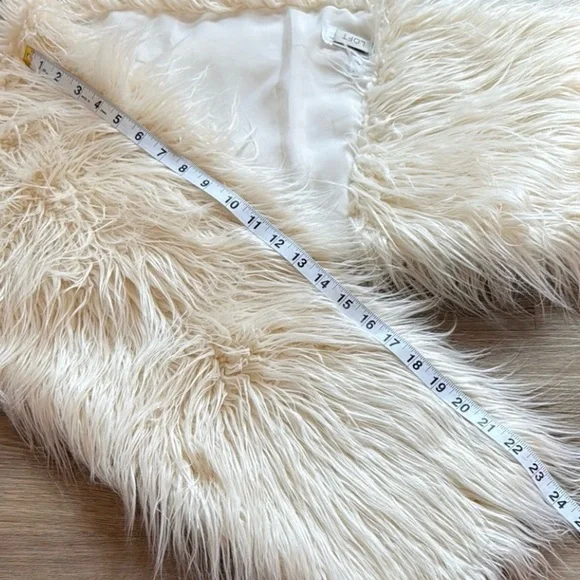 LOFT Cream Beige White Faux Fur Scarf WORN ONCE - Picture 5 of 6